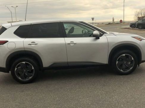 Used 2025 Nissan Rogue SV image 9