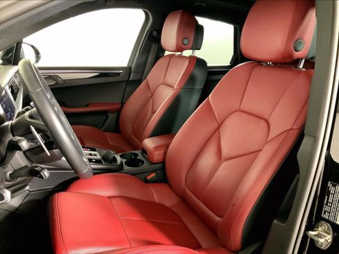 Certified 2026 Porsche Macan AWD/4WD image 5