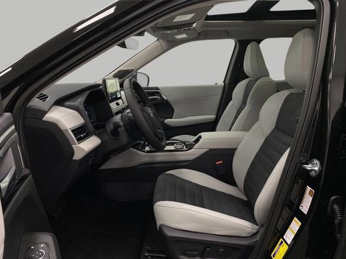 New 2025 Mitsubishi Outlander SE image 31