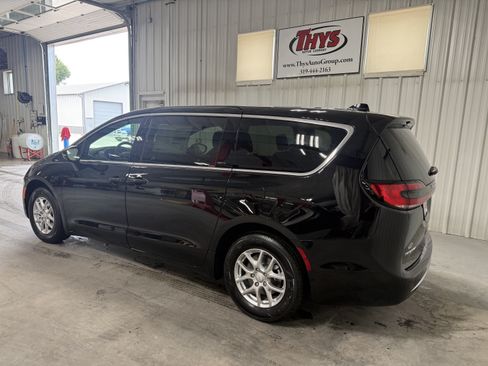New 2027 Chrysler Pacifica Select FWD image 11