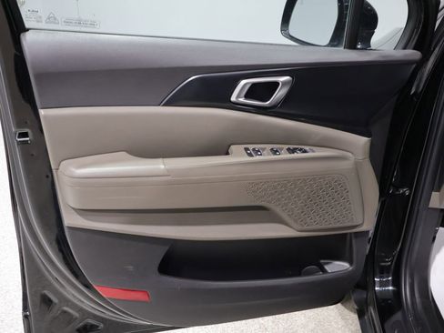 Used 2025 Kia Carnival FWD image 12
