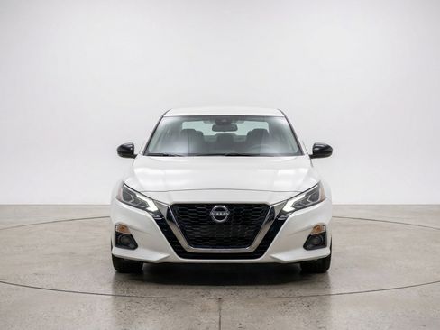 Used 2025 Nissan Altima 2.5 SV image 2