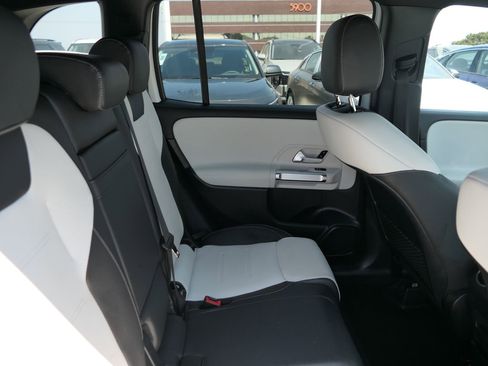 Used 2021 Mercedes-Benz GLB 250 image 23