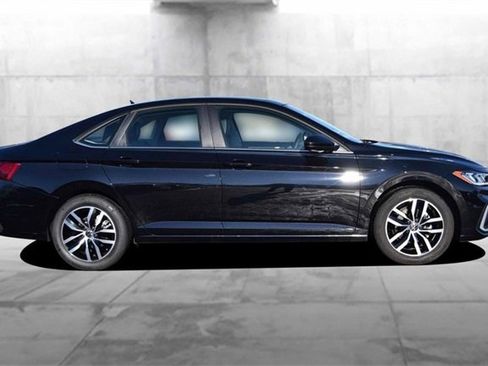 Certified 2025 Volkswagen Jetta SE w/ Sunroof Package image 5