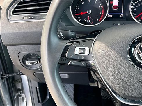 Used 2020 Volkswagen Tiguan SE w/ Panoramic Sunroof Package FWD image 24
