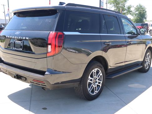 Used 2025 Ford Expedition Active AWD/4WD image 5