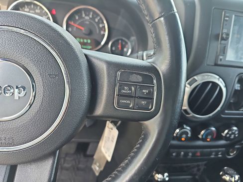 Used 2015 Jeep Wrangler Unlimited Sahara w/ Connectivity Group AWD/4WD image 17