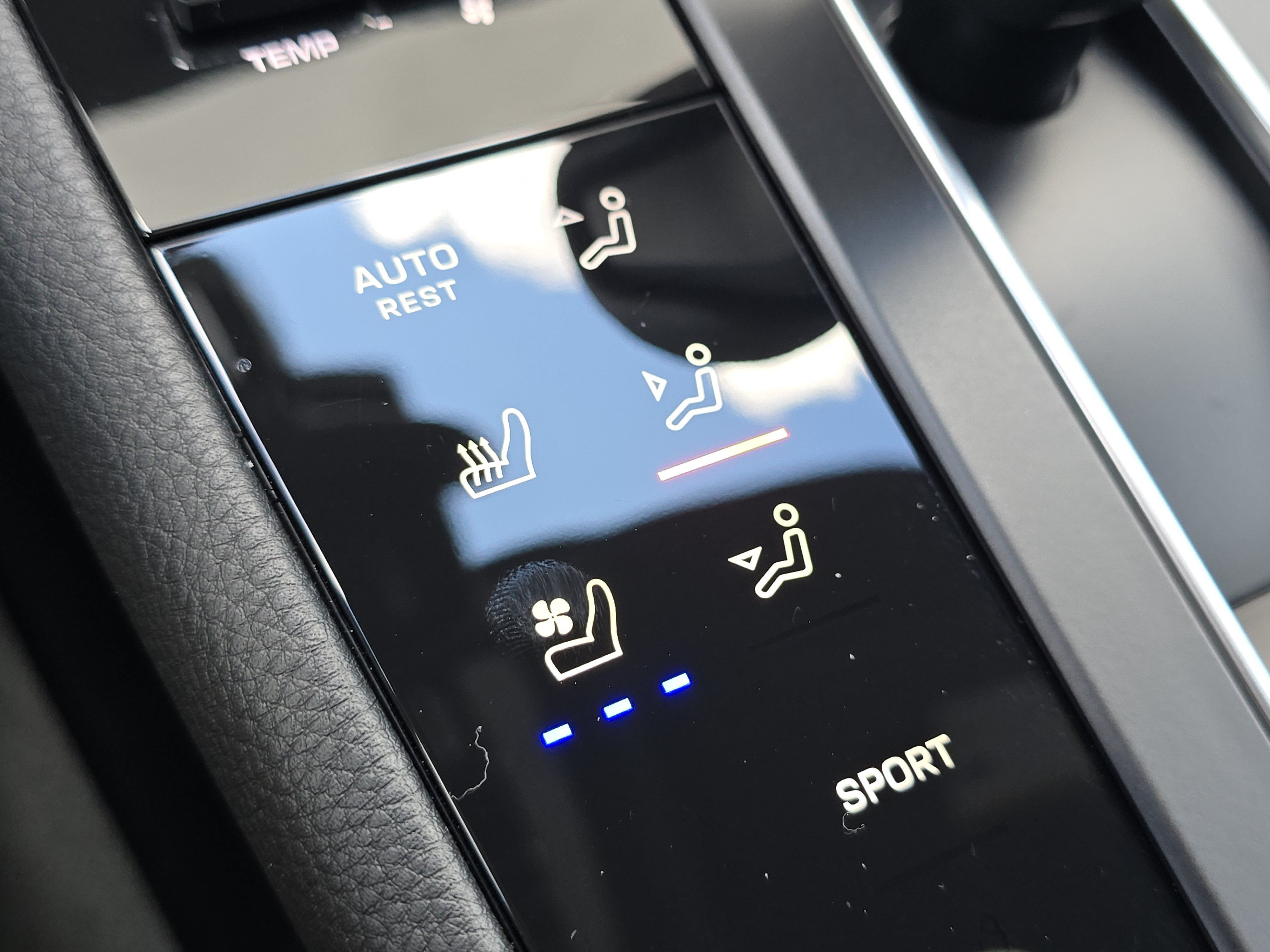 Used 2025 Porsche Macan AWD/4WD image 27