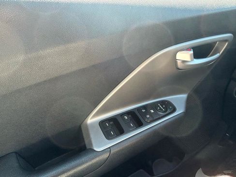 Used 2019 Kia Niro LX FWD image 29