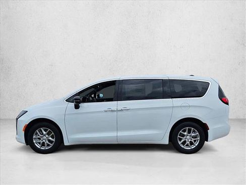 New 2027 Chrysler Pacifica Select FWD image 5