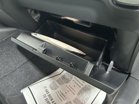 Certified 2025 Volvo XC40 B5 Core image 25