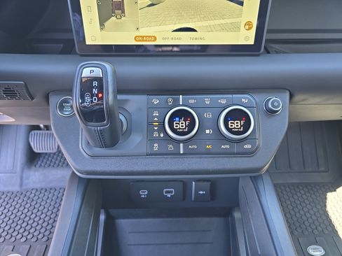 Used 2023 Land Rover Defender 110 X-Dynamic SE AWD/4WD image 28