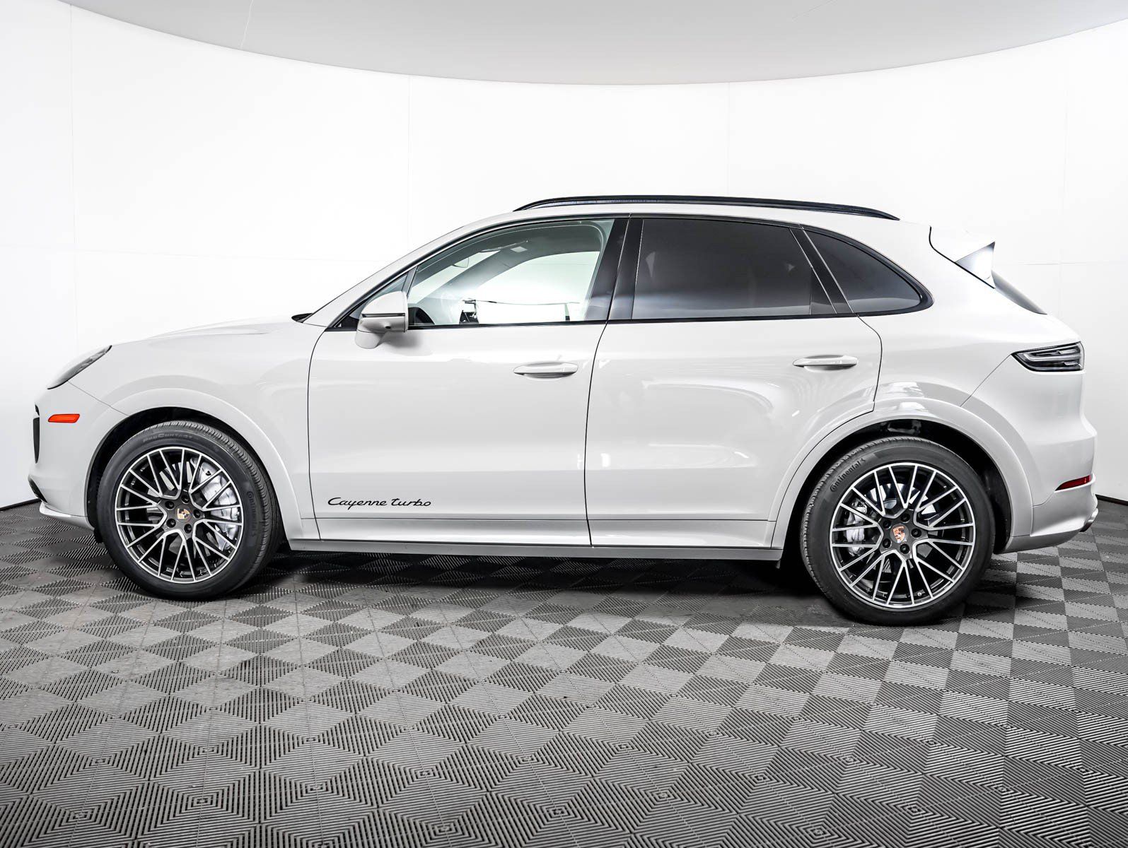 Certified 2023 Porsche Cayenne Turbo AWD/4WD image 2