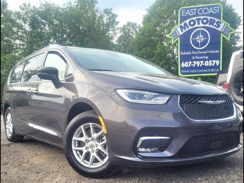 Used 2021 Chrysler Pacifica Touring-L w/ Uconnect Theater Family Group FWD image 1