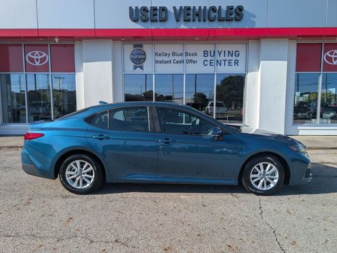 Used 2026 Toyota Camry LE w/ Convenience Package FWD image 8