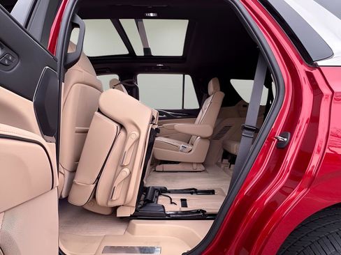 Used 2024 Cadillac Escalade Premium Luxury image 31