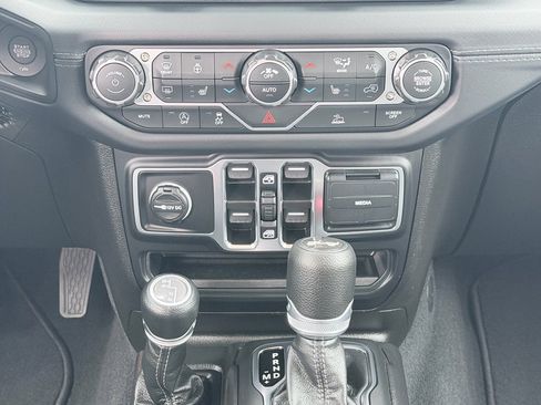 Used 2026 Jeep Wrangler Unlimited Sahara AWD/4WD image 19