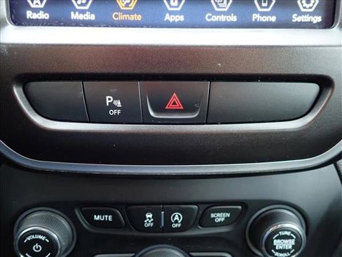 Used 2020 Jeep Cherokee Trailhawk w/ Cold Weather Group AWD/4WD image 18