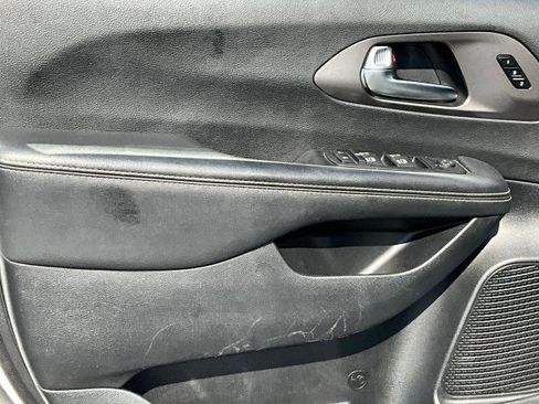 Used 2025 Chrysler Pacifica Select FWD image 32