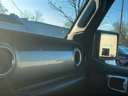 Used 2019 Jeep Wrangler Unlimited Sahara image 17