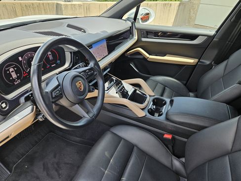 Certified 2024 Porsche Cayenne AWD/4WD image 4