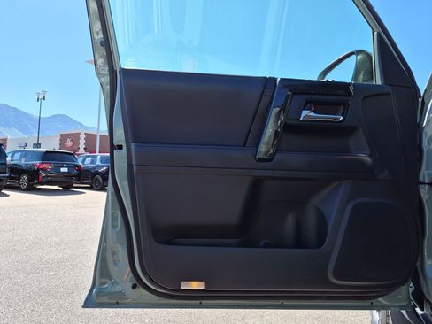 Used 2022 Toyota 4Runner TRD Off-Road Premium AWD/4WD image 15