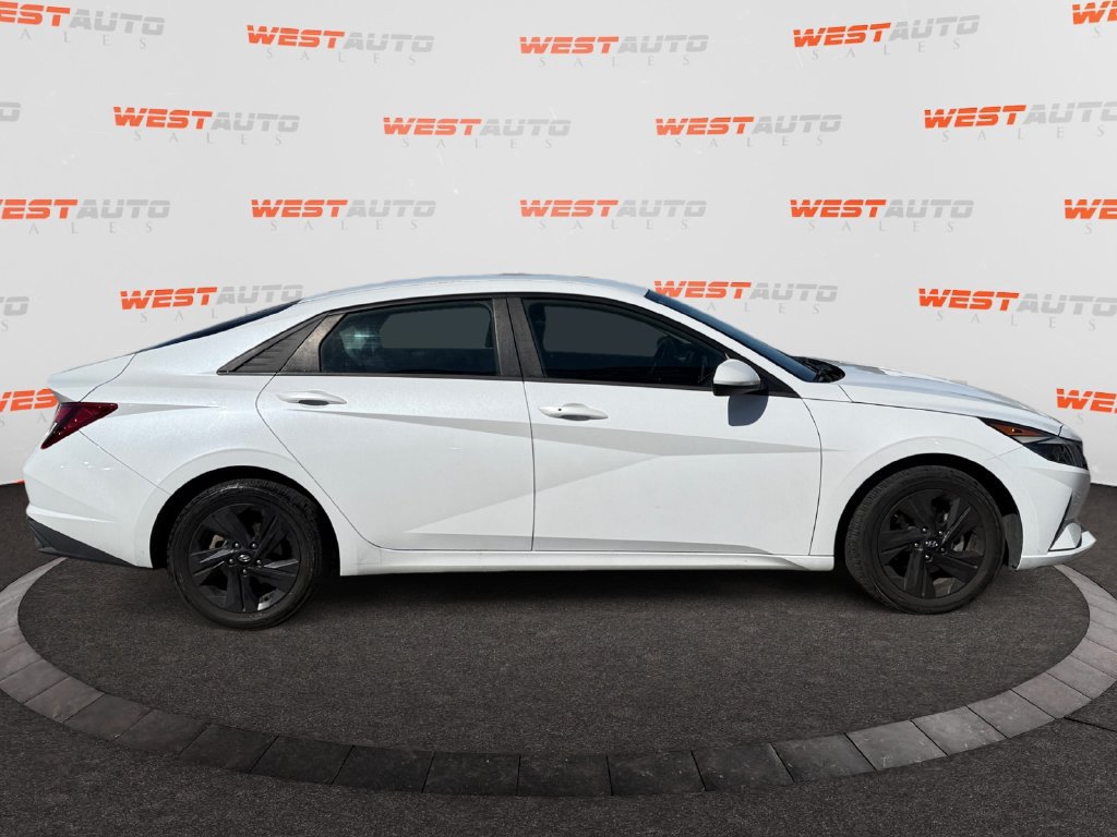 Used 2022 Hyundai Elantra SEL w/ Preferred Accessory Package FWD image 6