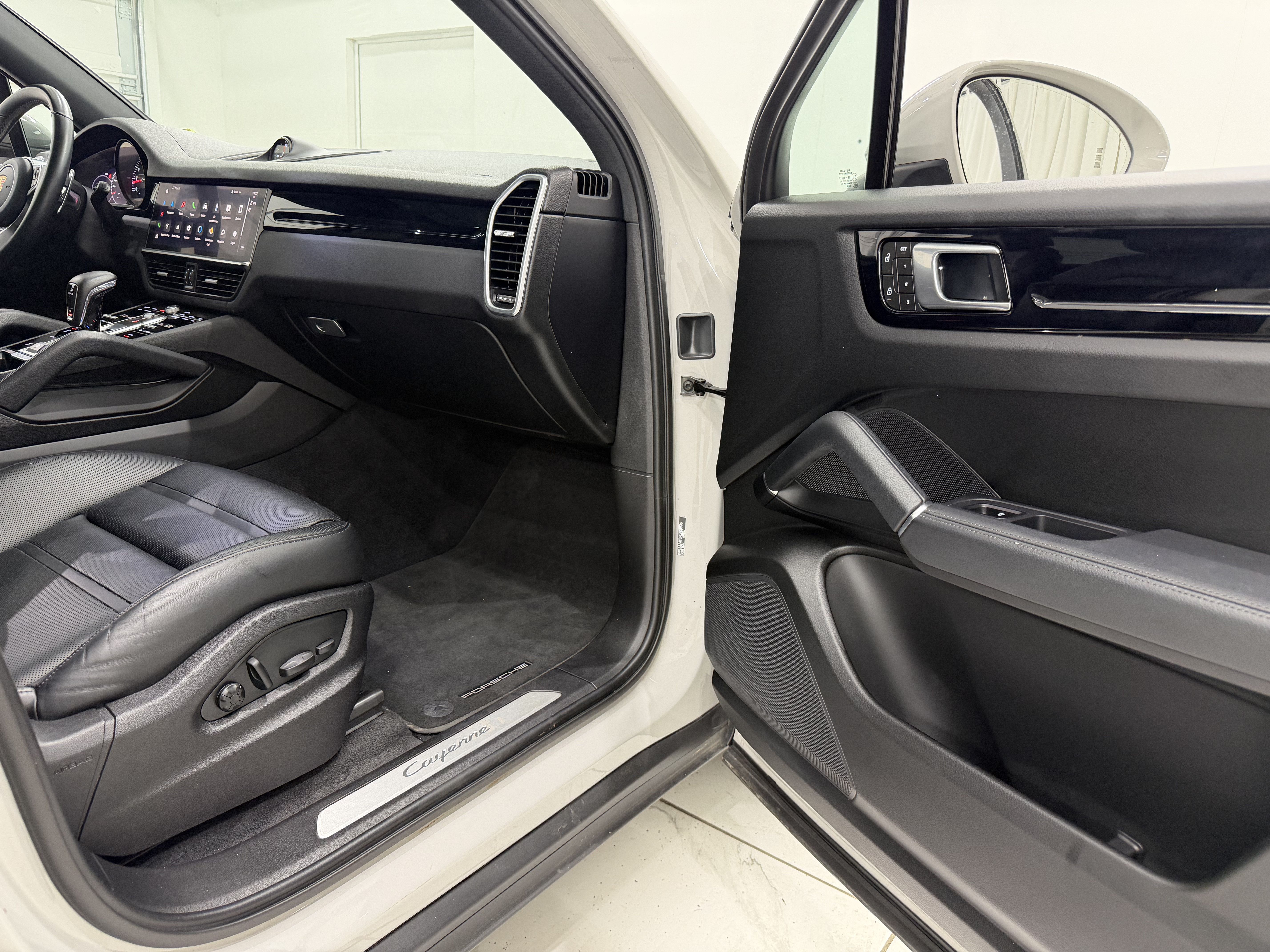 Certified 2023 Porsche Cayenne w/ Premium Package AWD/4WD image 22