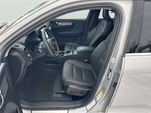 Used 2025 Volvo XC40 B5 Core image 12