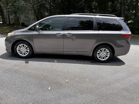 Used 2016 Toyota Sienna XLE FWD image 7