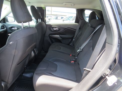 Used 2021 Jeep Cherokee Latitude FWD image 11