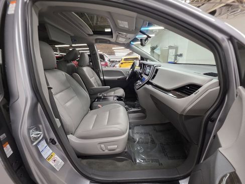 Used 2017 Toyota Sienna XLE Premium image 13