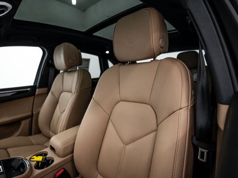 Certified 2026 Porsche Macan AWD/4WD image 18