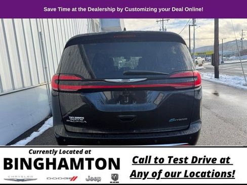 Used 2023 Chrysler Pacifica Touring-L image 8