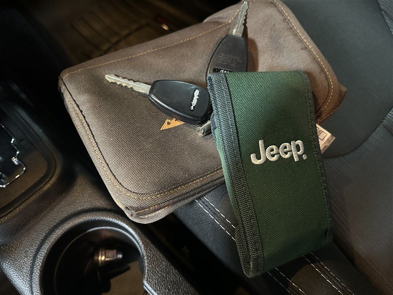 Used 2018 Jeep Wrangler Sahara w/ Connectivity Group AWD/4WD image 24