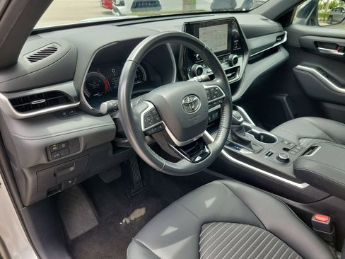 Used 2025 Toyota Highlander XSE AWD/4WD image 16