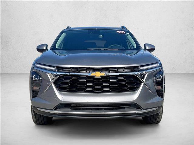 Used 2025 Chevrolet Trax LT w/ Driver Confidence Package FWD image 2