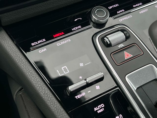 Used 2020 Porsche Cayenne AWD/4WD image 16