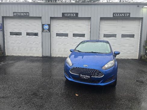 Used 2018 Ford Fiesta SE image 2