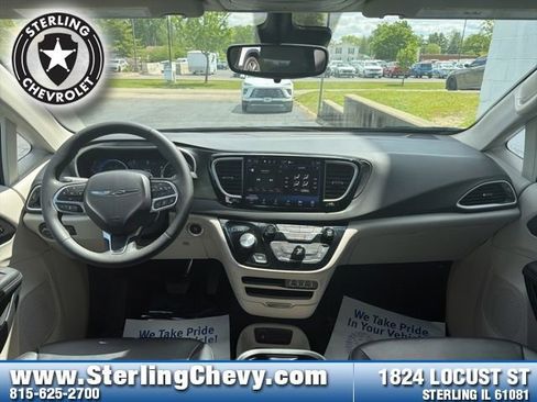 Used 2024 Chrysler Pacifica Touring-L FWD image 9