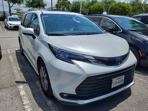 Used 2025 Toyota Sienna XLE FWD image 2