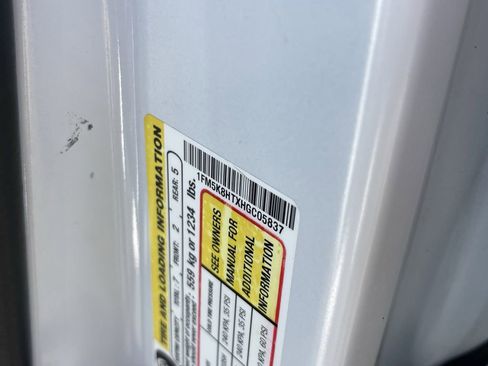 Used 2017 Ford Explorer Platinum image 32