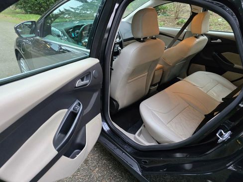 Used 2015 Ford Focus Electric Hatchback 4D w/ Exterior Protection Package image 17