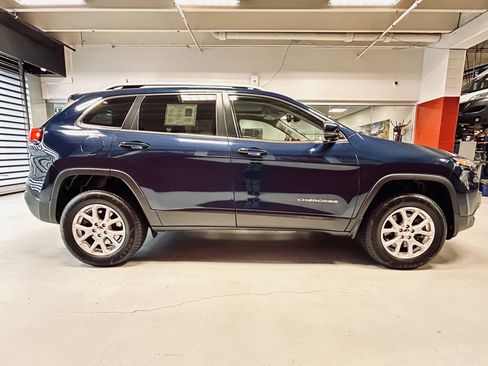 Used 2018 Jeep Cherokee Latitude Plus w/ Comfort/Convenience Group AWD/4WD image 12