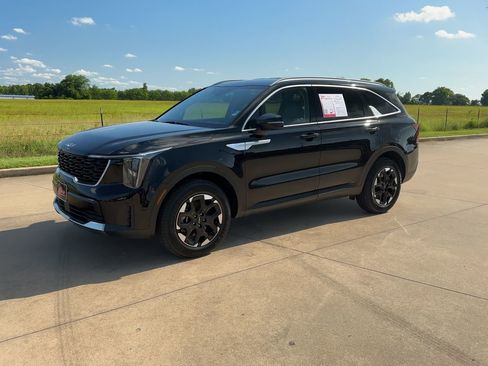 Used 2024 Kia Sorento S image 4
