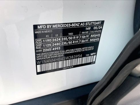 Used 2025 Mercedes-Benz GLB 250 4MATIC image 34
