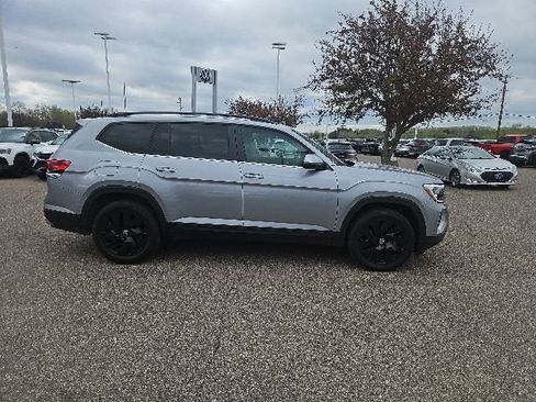 Used 2024 Volkswagen Atlas SE w/ Panoramic Sunroof Package AWD/4WD image 5