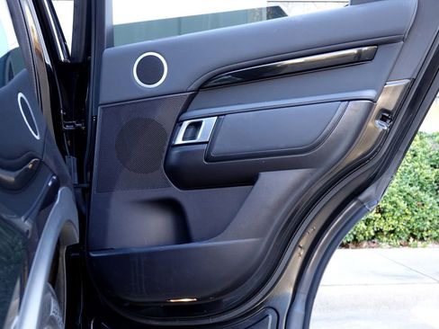 Used 2018 Land Rover Discovery SE image 40