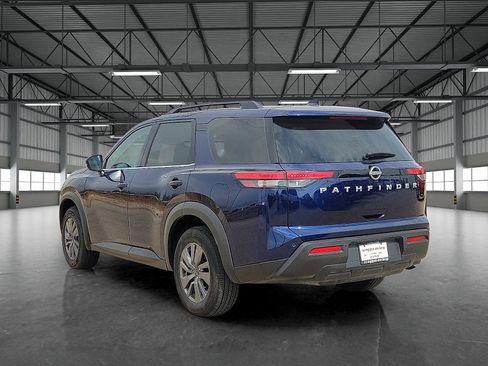 Used 2025 Nissan Pathfinder SV image 3