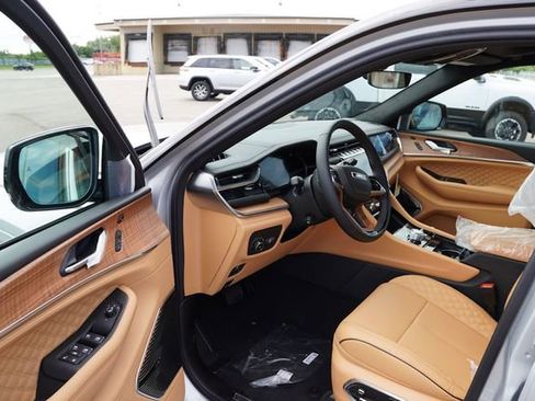 New 2025 Jeep Grand Cherokee Summit image 10